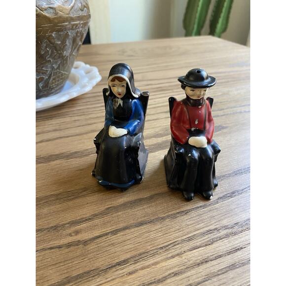 Antique Victoria Ceramics Amish Couple Salt And Pepper Shakers Rocking Chairs - Picture 1 of 6